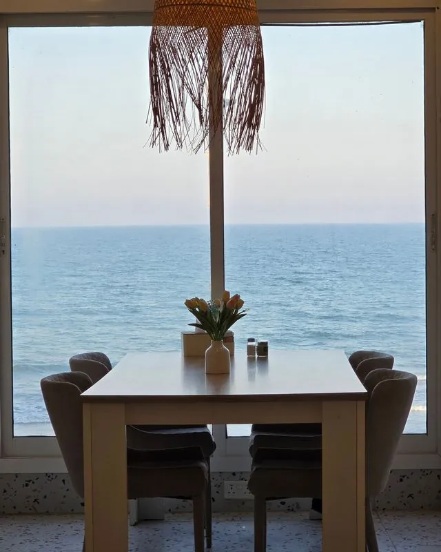 Salle à manger avec vue sur la mer